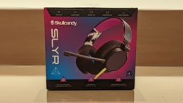 Découvrez mon avis sur le casque Skullcandy SLYR. Un joli casque gaming stéréo compatible avec n'importe quelle console, ordinateur, et smartphone équipé d'un port casque 3,5 mm