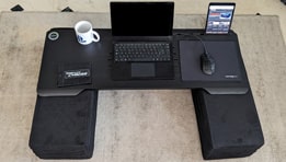 Découvre mon avis sur le bureau Couchmaster CYBOSS de nerdytec. Une autre façon de jouer ou de travailler sur son canapé