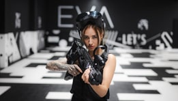 Découvrez notre avis sur EVA VR - Esport Virtual Arena, une expérience eSport révolutionnaire en réalité virtuelle. Plongez dans 500m2 de jeu, explorez divers modes comme le team deathmatch et les zombies. Immersion et fun garantis pour toute la famille.