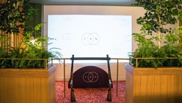 Découvrez PAN, le premier bar de tir immersif de Paris, situé rue de Paradis. Tirez avec de répliques réalistes, affrontez vos amis dans des jeux exclusifs, et profitez d'une ambiance conviviale autour de tapas et cocktails