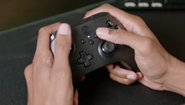 Test de la manette PowerA OPS v1 : sticks Hall Effect, autonomie de 20h, et confort