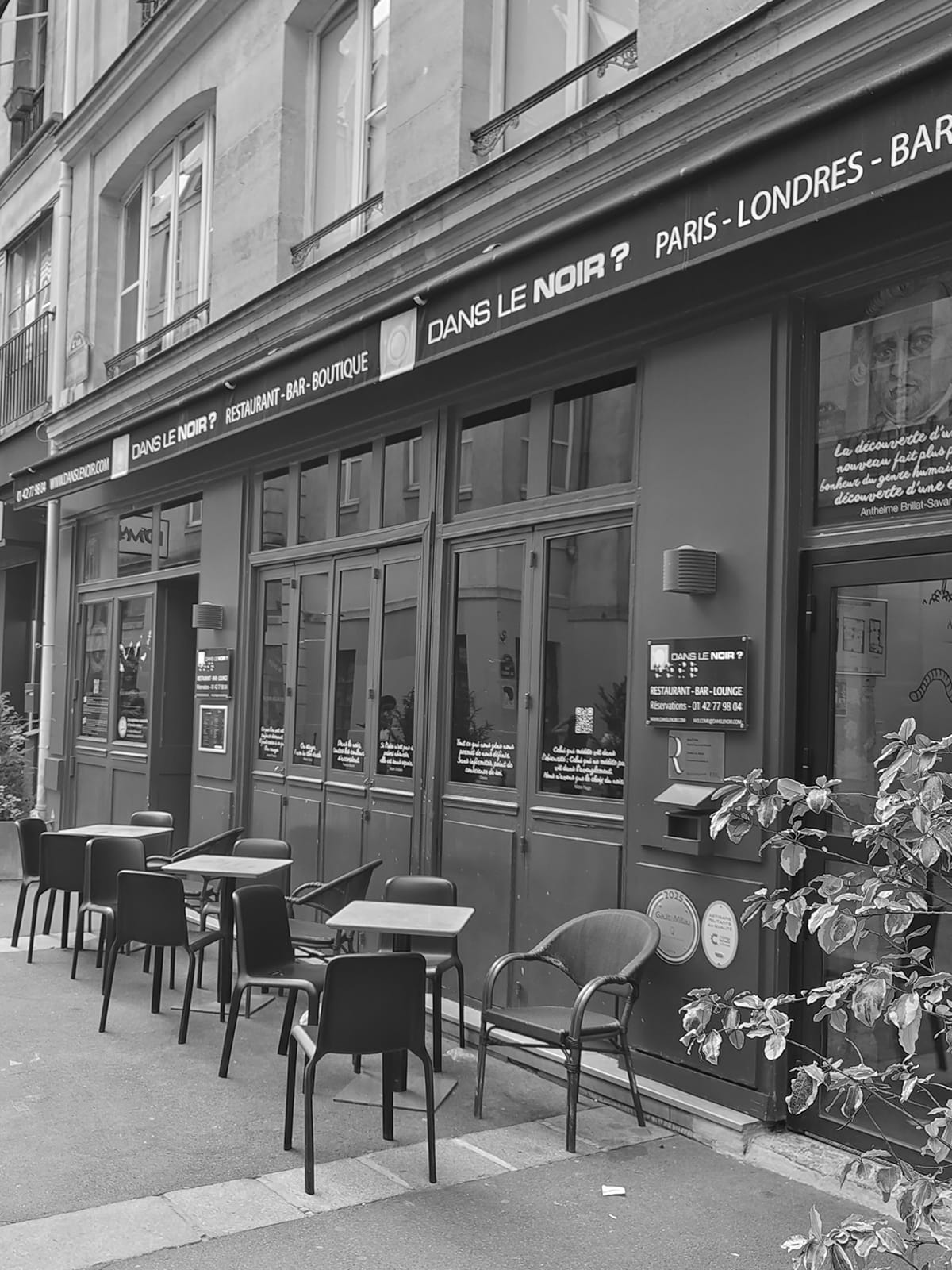 Découvrez notre avis sur le restaurant Dans le Noir ? Paris. Une expérience culinaire insolite pensée pour manger sans la vue.