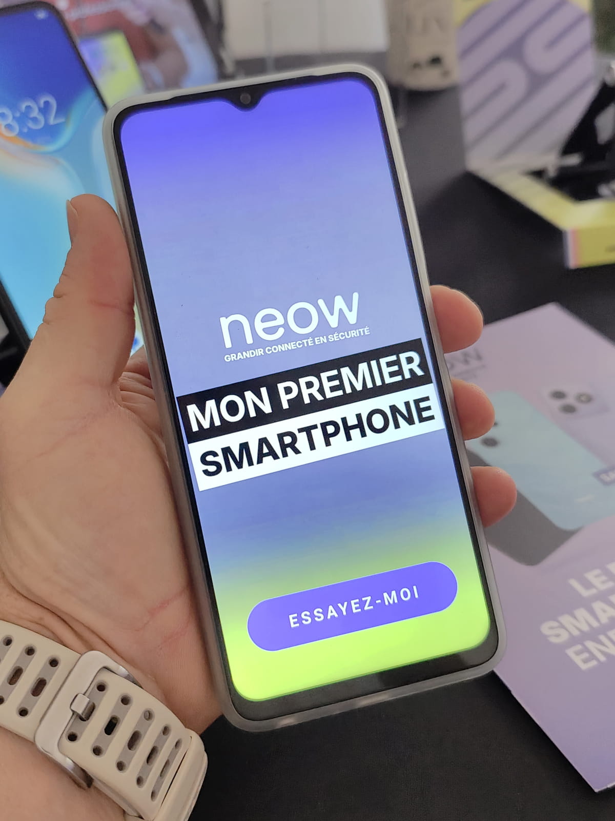 Test NEOW Safe Plus. Le premier smartphone pensé pour l'autonomie des enfants et la tranquillité des parents