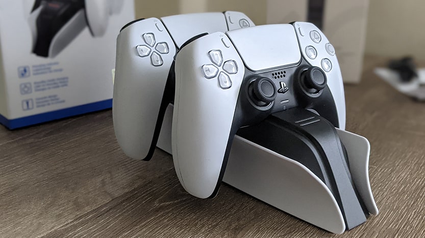 Un nouveau brevet permettrait de recharger la manette de la PS5 à distance