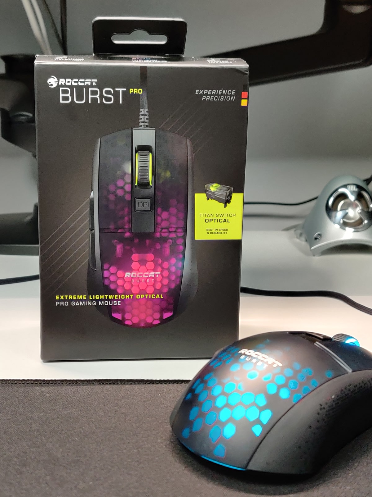 Roccat Burst Pro : Test d'une souris gaming optique ultralégère
