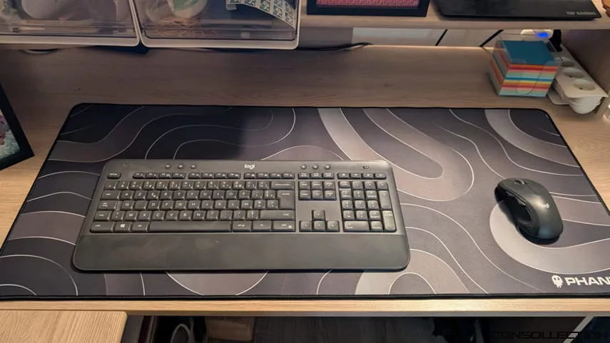 Clavier et souris tiennent dessus